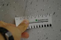 Riss in einer Betonwand mit einer Breite von 0,3 mm
